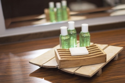 Nuove Regole sulle Confezioni Monouso per Hotel e Ristoranti: stop ai flaconcini di shampoo e bagnoschiuma e alle bustine di zucchero