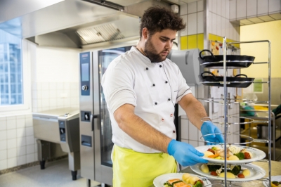 Attrezzature per cucine professionali: come la tecnologia può supportare il lavoro dello staff e limitare le difficoltà legate alla carenza di personale