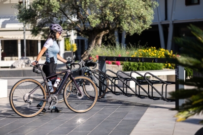 Mobilità Sostenibile e Cicloturismo: le Bike Station Solari che Valorizzano l'Accoglienza delle Strutture Ricettive