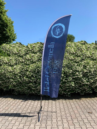 bandiera personalizzata formato vela per hotel, resort, villaggi turistici.