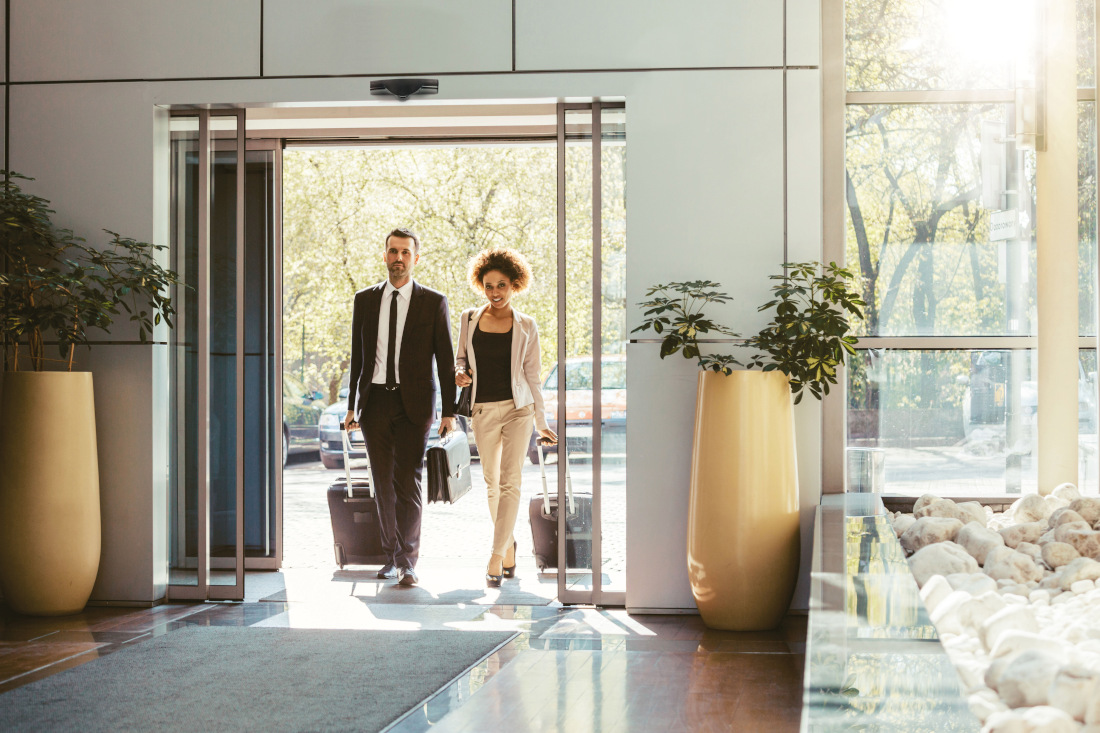 Porte automatiche per hotel: design, comfort e gestione intelligente dell'ingresso
