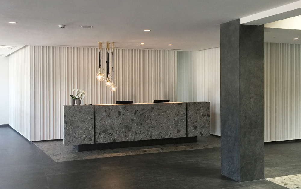 La hall del resort a 5 stelle realizzato da Massimo Simonetti