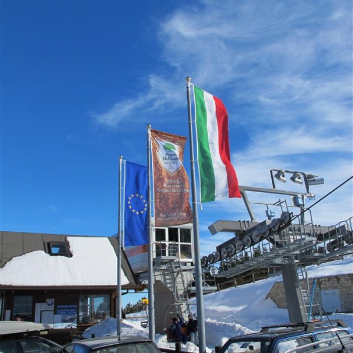 bandiere-verticali-per-strutture-ricettive-alberghi